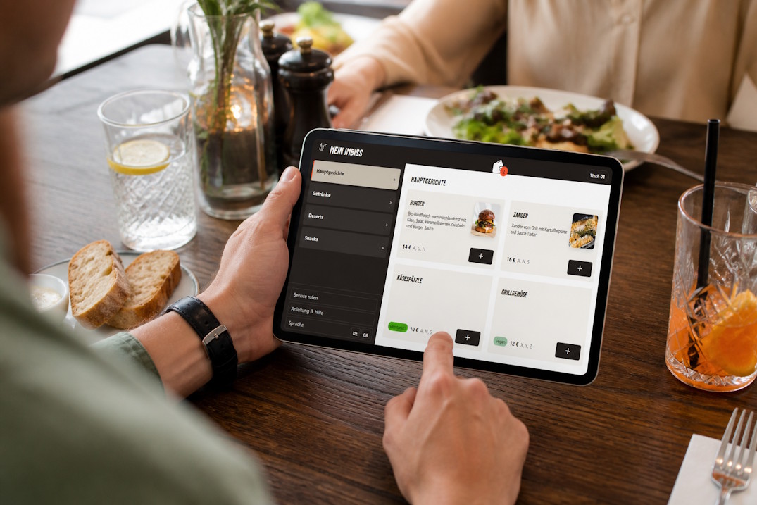 Gast bestellt selbst am Restauranttisch über ein Tablet