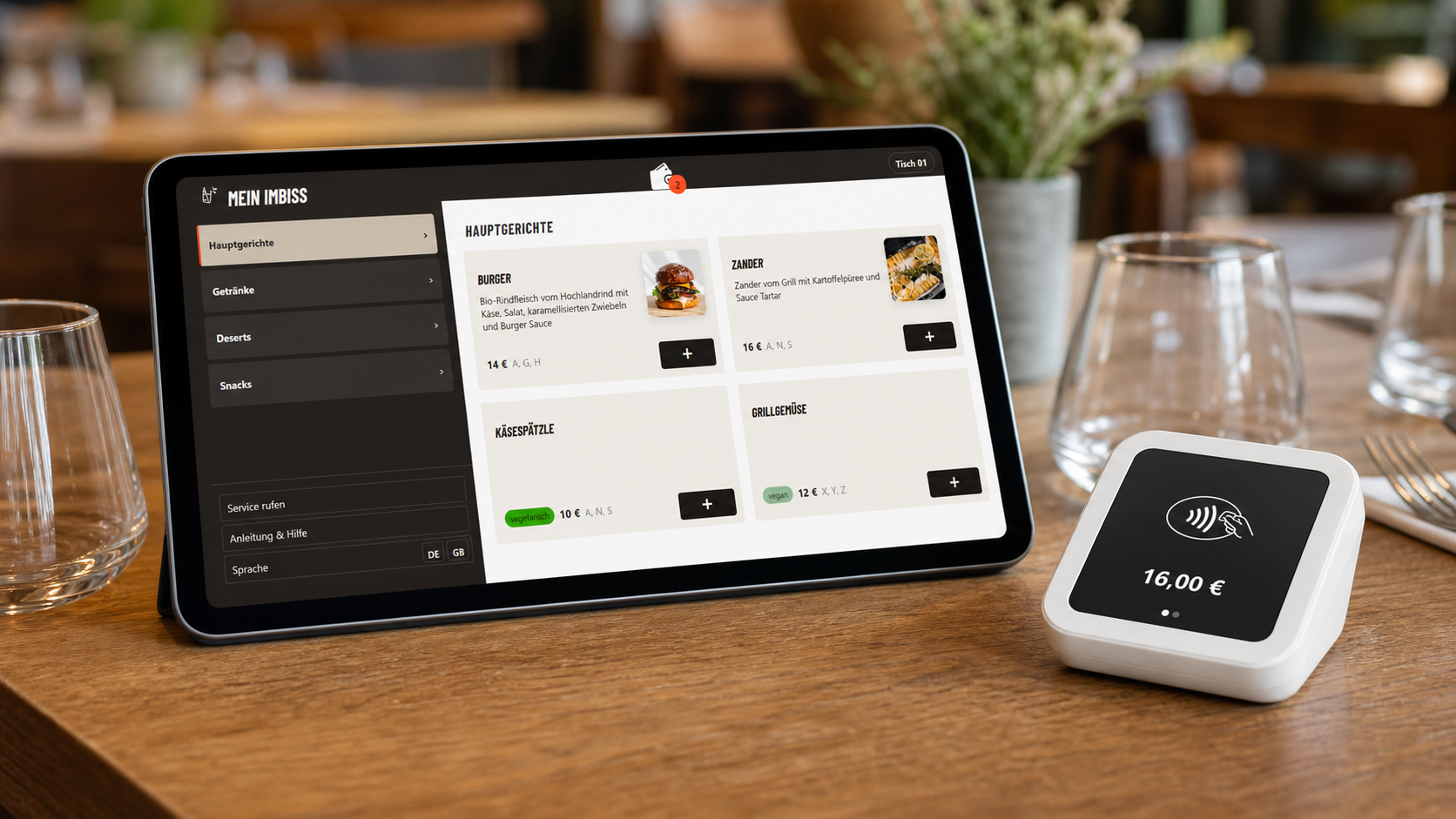 Tablet für Selbstbestellung am Tisch mit Kartenterminal